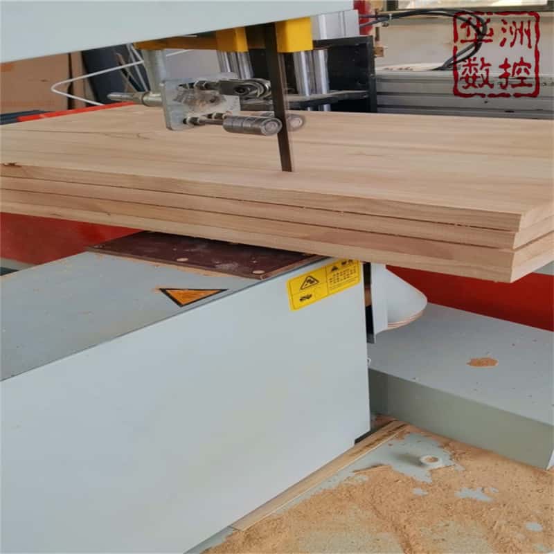 華洲數(shù)控木工數(shù)控帶鋸機(jī)為什么能適應(yīng)各種產(chǎn)品的切割3.jpg