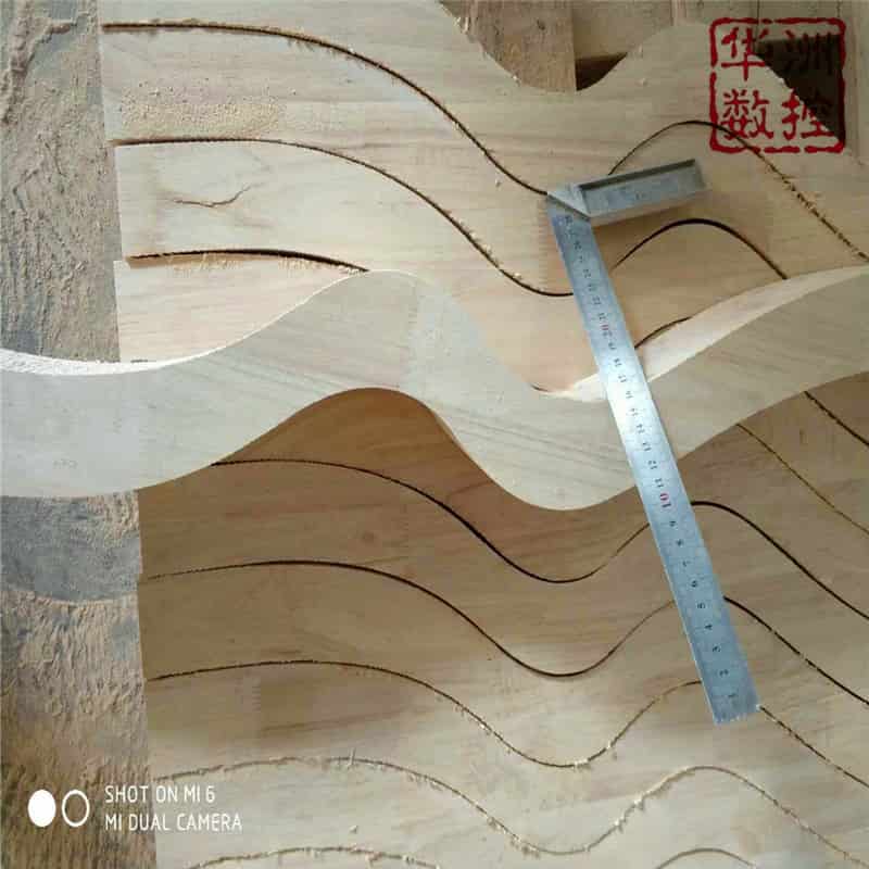 華洲數(shù)控木工數(shù)控帶鋸機(jī)為什么能適應(yīng)各種產(chǎn)品的切割5.jpg