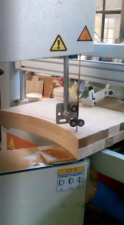 帶鋸機工作.jpg